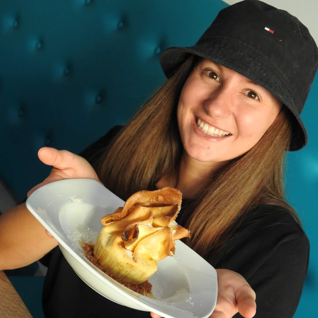 Happy customer with dessert at La Lupa Tavira
